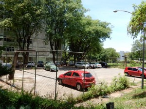 DSCN1170_04-11-2015_AsaNorte_105N_Quadra Esporte_Estacionamento_Carros_edit