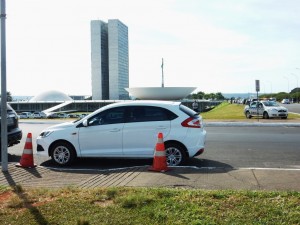 DSCN1971_05-04-2016_Esplanada_Congresso_Rampa_Carro_Bloqueio_edit