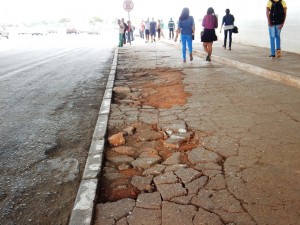 DSCN5338_25-02-2016_Esplanada_Rodoviaria_Calcada_destruida_Pedestres_edit