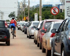 DSCN8388_11-03-2016_Via_CLDF_Carros_Estacionamento Proibido_Bicicleta_edit2