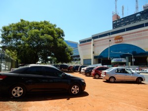 DSCN9231_14-10-2015_AsaSul_Patio Brasil_Canteiro_Carros_Estacionamento_edit