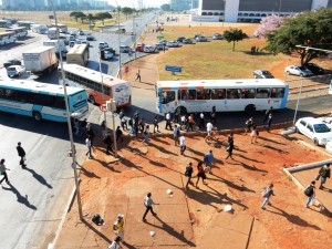 DSCN7598_12-05-2016_Esplanada_Rodoviaria_Calcada_destruida_Pedestres_Bicicletas_edit