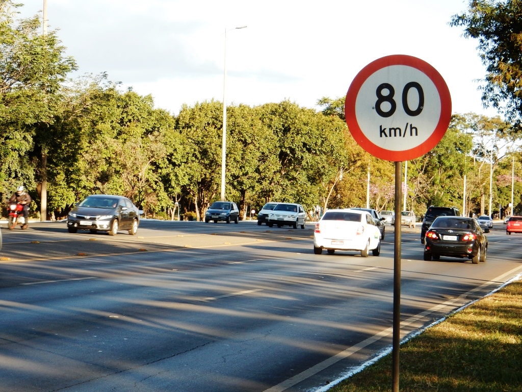 DSCN2364_03-07-2015_AsaNorte_Eixao_Placa_Velocidade_80 kmh_edit