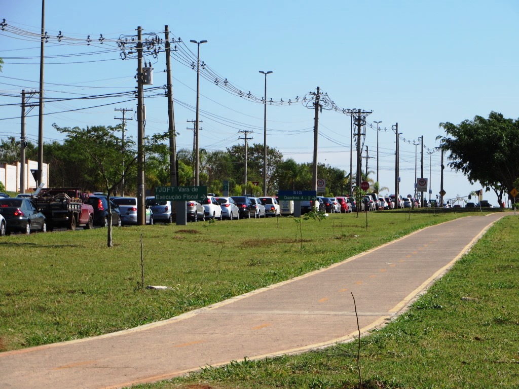 IMG_7571_08-10-2014_Sudoeste_Ciclovia_vazia_Carros_congestionamento_SELECAO_edit