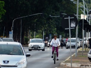 DSCN4987_25-02-2016_AsaNorte_W5_UniCEUB_Carros_Bicicleta Mulher_Rua_edit