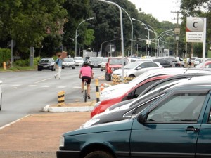 DSCN6433_01-03-2016_AsaNorte_W5_UniCEUB_Carros_Bicicleta_contramao_edit