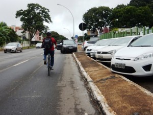 DSCN7232_08-03-2016_AsaNorte_W5_UniCEUB_Bicicleta_Contramao_edit