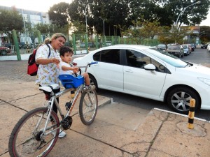 DSCN7731_12-05-2016_AsaNorte_W5_UniCEUB_Rampa_Carro_Bloqueio_Bicicleta_edit