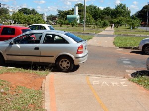 DSCN9211_17-03-2016_AsaNorte_W5_UniCEUB_Ciclovia_Carro_edit