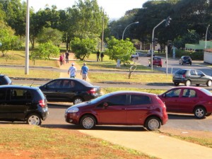 IMG_5570_29maio2013_AsaNorte_W5_ProxUniCEUB_Ciclovia_Carros_Bloqueio_SELECAO_edit