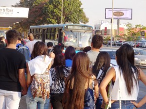 DSC04322_18-07-2016_Taguatinga Shopping_Ponto Onibus_lotado_SELECAO_edit