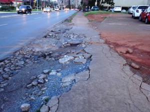 DSC05959_26-12-2017_Asa Norte_Setor Hoteleiro_Calcada_destruida_edit