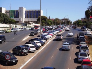 DSC05339_14-08-2015_AsaSul_SCS_Carros Calcada_Invasao_edit