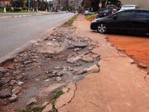 DSC07764_12-01-2018_Asa Norte_Setor Hoteleiro_Calcada_Carro_edit