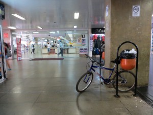 IMG_5129_Bsb_28agosto2012_RodoviariaPlano_Bicicleta_Estacionamento_improviso_lixeira_edit