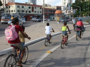 DSC08737_27-01-2009_BelemPA_AvAlmiranteBarroso_VariasBicicletas_Familia_SELECAO_edit