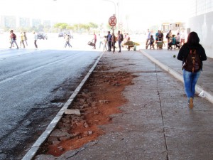 IMG_1539_03-07-2018_Esplanada_Rodoviaria_Calcada_destruida_edit