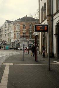 Painel digital com horário dos ônibus em ponto de Osnabruck