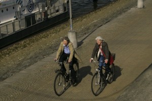 Senhoras pedalando em Bremen