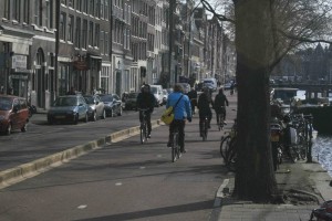 Muitas vezes o espaço para o deslocamento de bicicletas é maior do que aquele para os carros