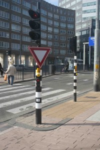 Os faróis para bicicletas e pedestres são independentes e emitem sinais sonoros par auxiliar a travessia de deficientes visuais