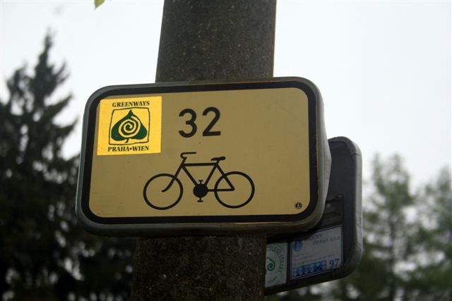 Sinalização para acesso à ciclovia Greenways Praha-Wien