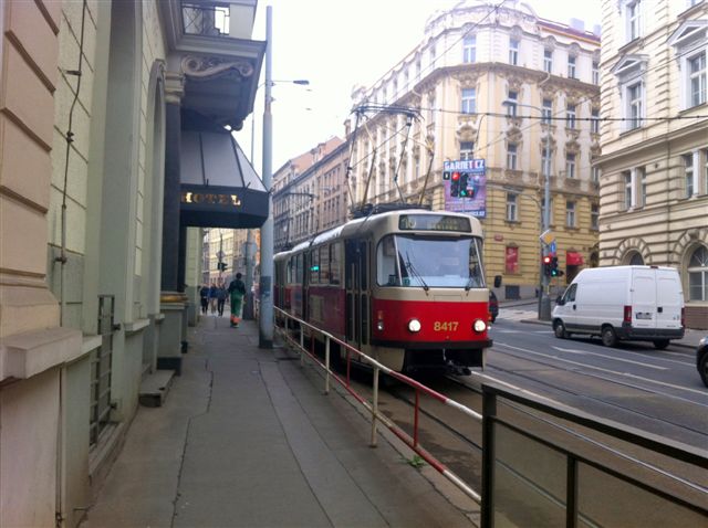 Bondes (VLTs) na cidade de Praga: sistema eficiente, apesar dos velhos carros