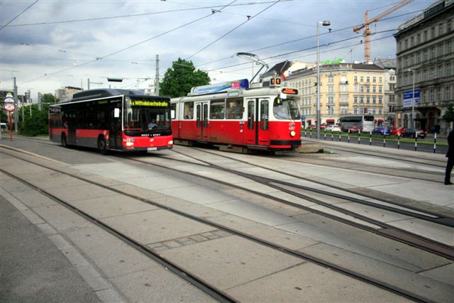 Viena: ônibus e VLTs trafegam na mesma pista