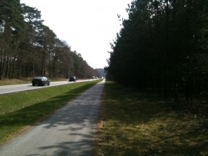 Ciclovia à beira de rodovia, perto de Hamburgo