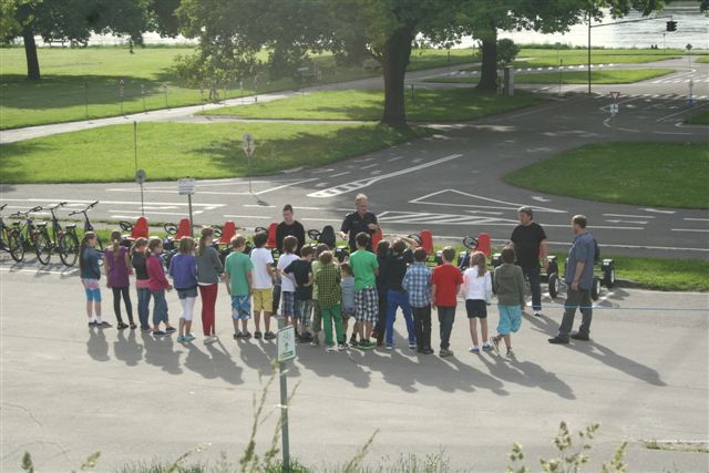 Linz, na Áustria: policial e professores austríacos educam crianças para o trânsito