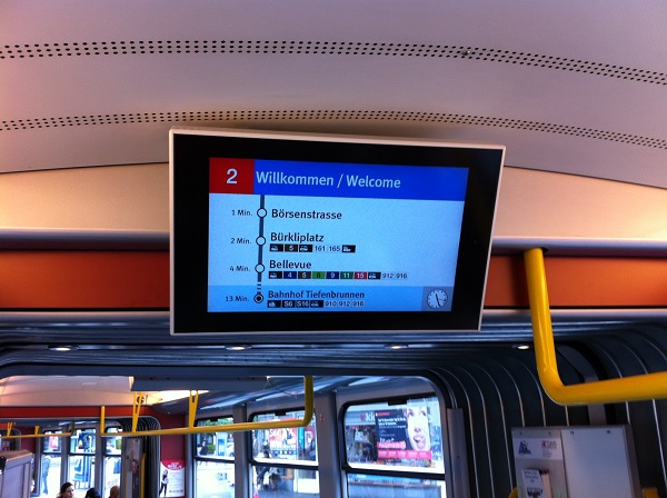 Painel no interior de um tram em Zurich, indicando a rota e tempo de deslocamento