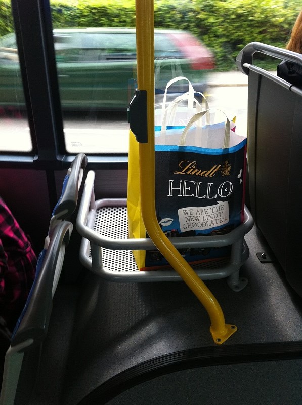 Suporte para bagagem no interior do ônibus em Zurique