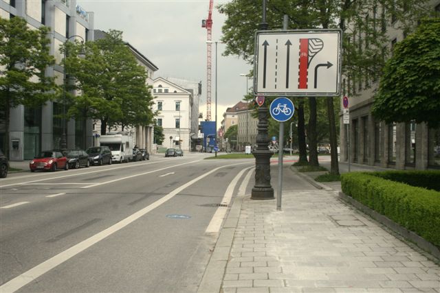 Demarcação da ciclovia e placas de sinalização em Munique