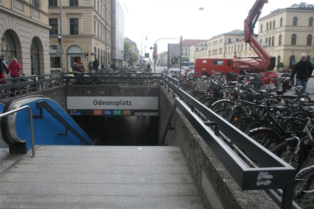 Acesso ao metrô em Munique - indicação das linhas na entrada e muitas bicicletas estacionadas