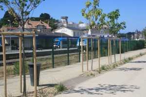 Estação de trem em Pornic, ao lado de uma ciclovia, ampla calçada e canal navegável, que não aparece na foto