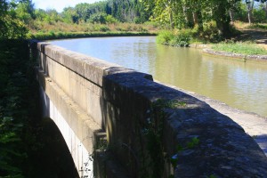 Uma das pontes-canal do Canal de Midi