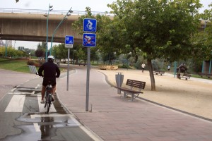 Ciclovia, calçada e parque linear ao longo do rio em Zaragoza