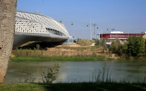 Estação de trem e teleférico na saída de Zaragoza