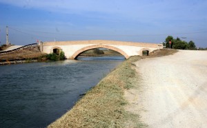 Pista ao lado de rios e canais 