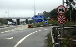 Via rápida e pedagiada e uma alternativa de velocidade reduzida levam ao mesmo destino (Porto)