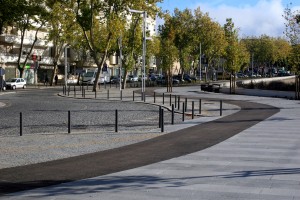 Calçada larga e ciclovia acompanham a rua de paralelepípedo em Fátima