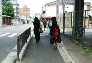 Calçada compartilhada entre ciclistas e pedestres em Kyoto