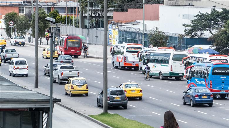 Busetas, táxis e ciclistas em Bogotá