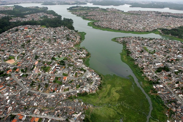 Moradores da zona sul de São Paulo fazem abraço na Represa de