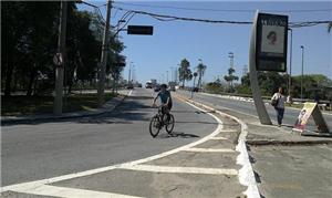 Ciclista na difícil travessia da ponte da Vila Gui