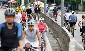 Ciclistas utilizam a ciclofaixa de lazer em trecho