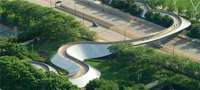 Ponte sobre o parque Millennium, em Chicago (EUA)