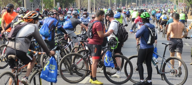 Pessoas andando de bicicleta na rua

Descrição gerada automaticamente