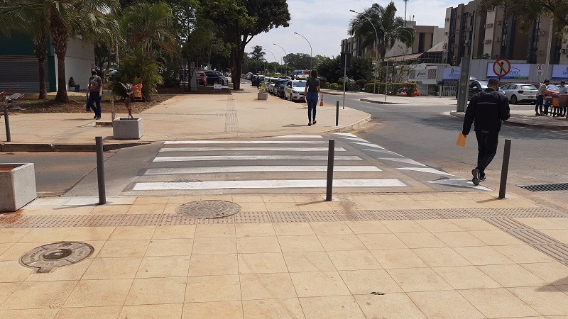 Uma imagem contendo ao ar livre, estrada, rua, calçadaDescrição gerada automaticamente