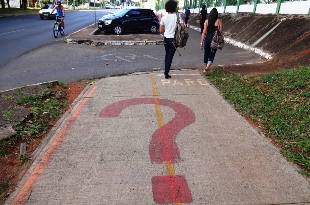 Pessoas andando ao lado de hidrante na calçada da rua

Descrição gerada automaticamente